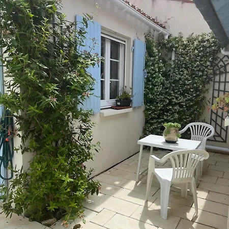 Villa Avec Piscine Chauffee Et Parc Arbore Situee A 100 M De La Et Foret Sans Vis A Vis